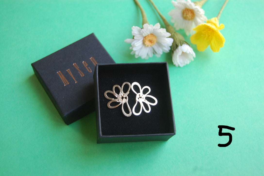Boucles d'oreille JE T'AIME UN PEU BEAUCOUP - marguerites