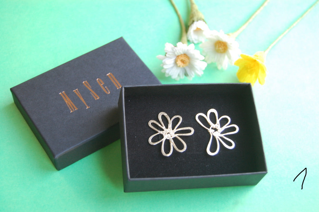 Boucles d'oreille JE T'AIME UN PEU BEAUCOUP - marguerites