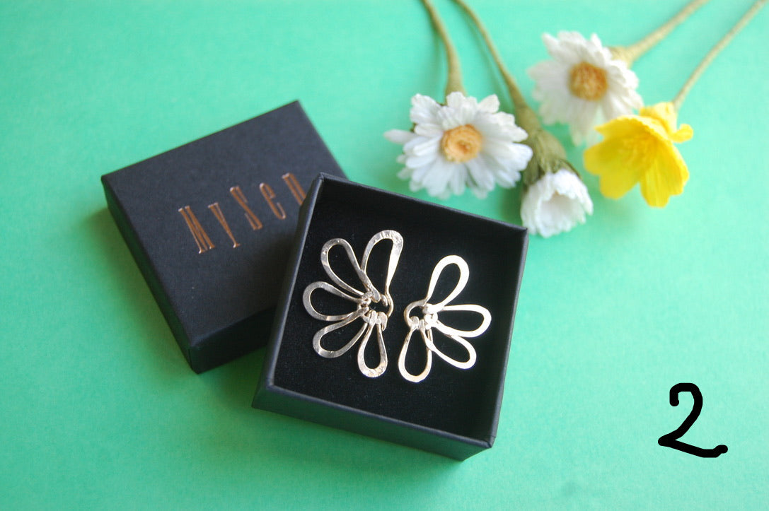 Boucles d'oreille JE T'AIME UN PEU BEAUCOUP - marguerites
