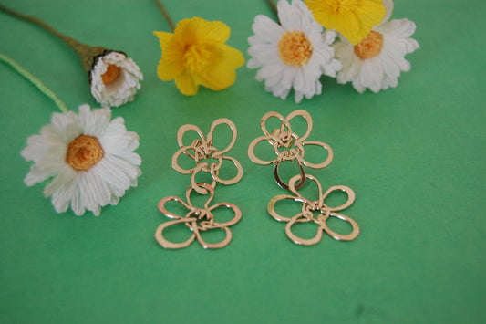 Boucles d'oreille JE T'AIME UN PEU BEAUCOUP - deux pâquerettes