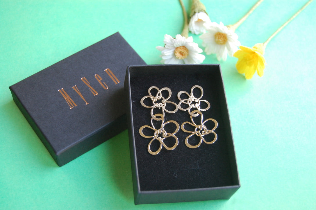 Boucles d'oreille JE T'AIME UN PEU BEAUCOUP - deux pâquerettes